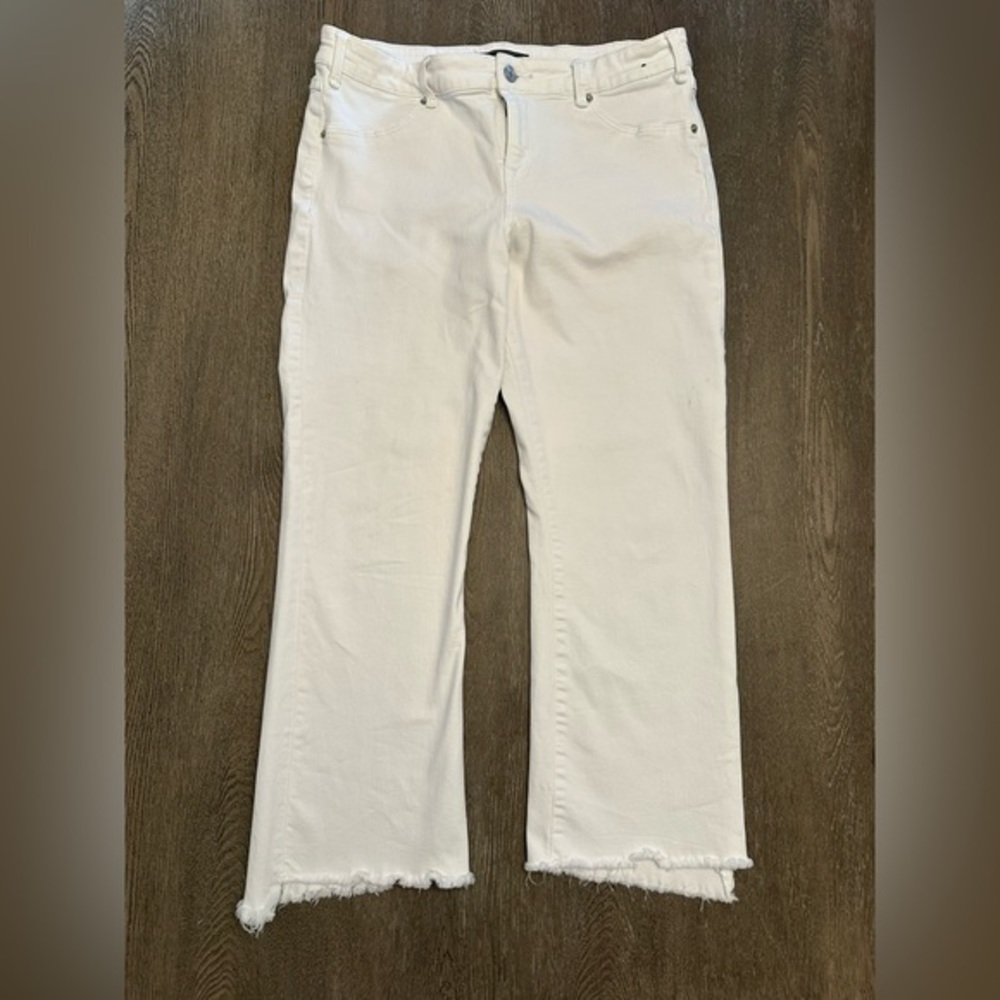 Abercrombie & Fitch White Asymmetrical Raw Hem Cropped Ankle Jeans | Size 31 - Picture 3 of 6